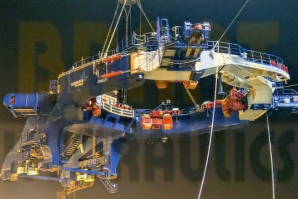 Offshore piling gripper Offshore piling gripper