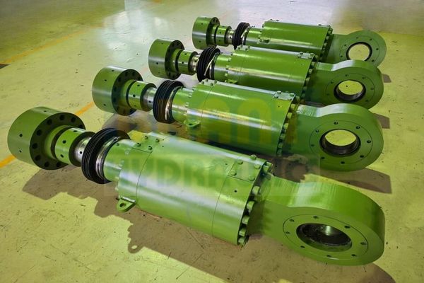 Hydraulic cylinder for cement mill
