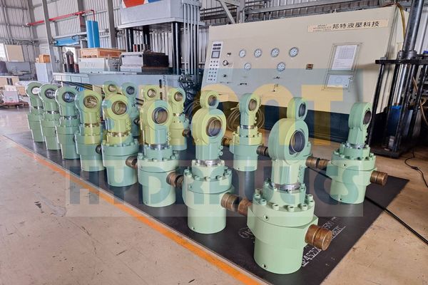 Continuous casting machine cylinder